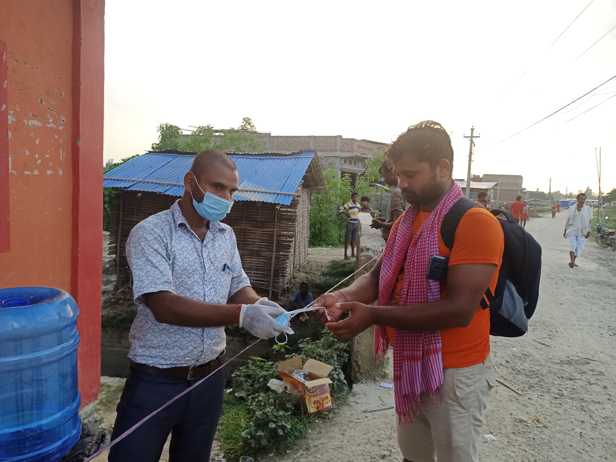 शहिदनगरमा जनता समाजवादी युवा संघ द्वारा माकस र पानी वितरण