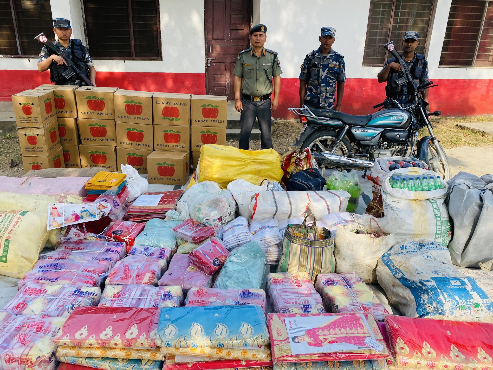 धनुषा : सशस्त्र प्रहरीद्धारा ७ लाख बराबरको अबैध लत्ताकपडा बरामद