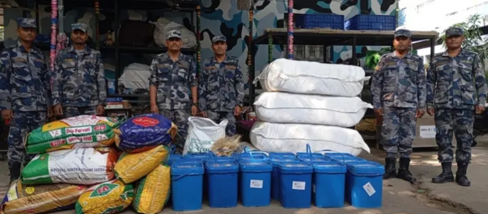 सशस्त्र प्रहरी पर्साद्वारा भन्सार छलि गरि भित्राएको करिब १२ लाखको लत्ताकपडा,काजु र खजुर बरामद
