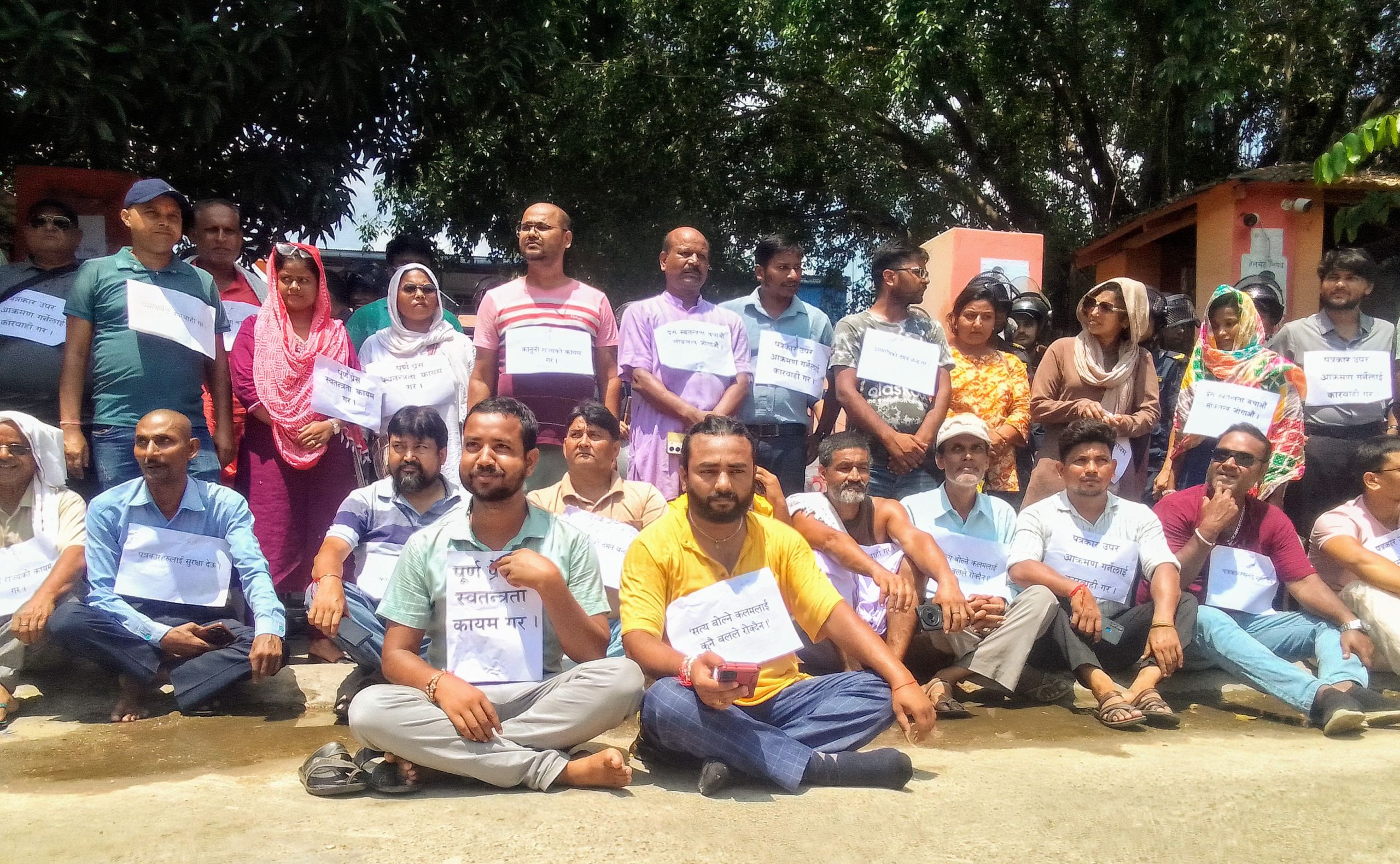 पत्रकारमाथि हमला गर्ने वकिलमाथि कारबाहीको माग गर्दै जिल्ला प्रशासन अगाडि पत्रकारहरुको धर्ना