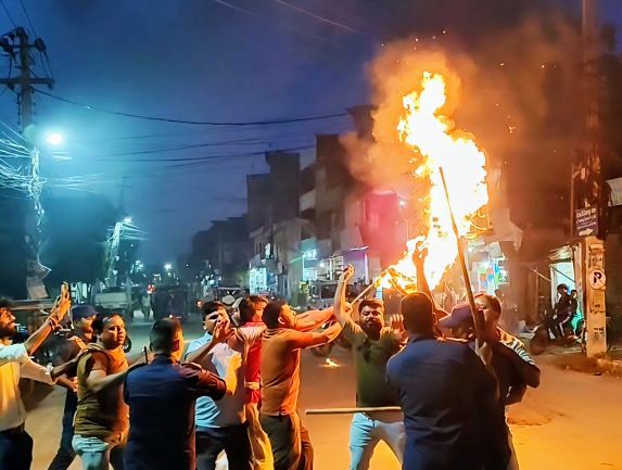 जनकपुरधाममा जसपा नेपालद्वारा प्रधानमन्त्रीको पुत्ला दहन