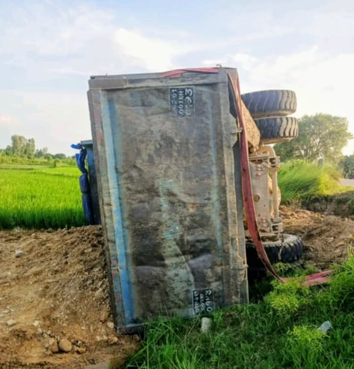 धनुषामा ओभरलोड ग्राभेल बोकेको टिपर पल्टियो