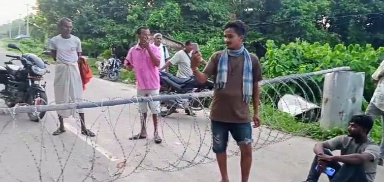 माडरमा सशस्त्र प्रहरीद्वारा बाटो अवरुद्ध, स्थानीय आक्रोशित