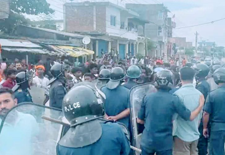 देवपुरा रूपैठा : दुई समुदाय र प्रहरीबीच भएको झडपमा ३० राउन्ड हवाई फायर, ३१ सेल अश्रुग्यास प्रहार