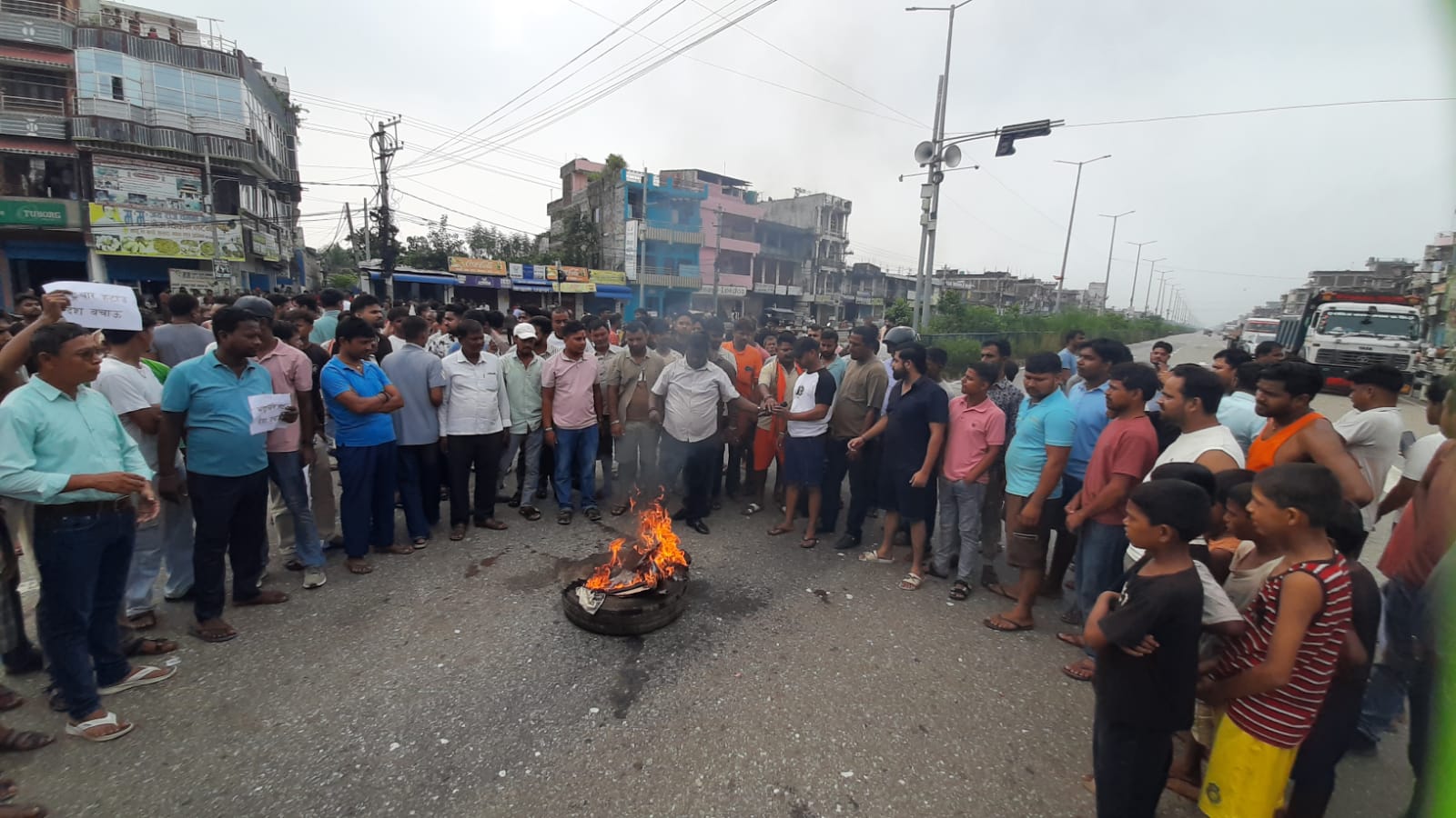 जेन–जी प्रदर्शन : बारामा पनि युवाहरुले टायर बालेर प्रदर्शन गर्दै