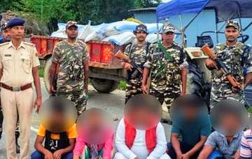 झापाको गौरीगञ्ज नाकाबाट तस्करी, एसएसबीले फर्सीको बिउँ लोड भएको चारवटा गाडीसहित ६ जना पक्राउ