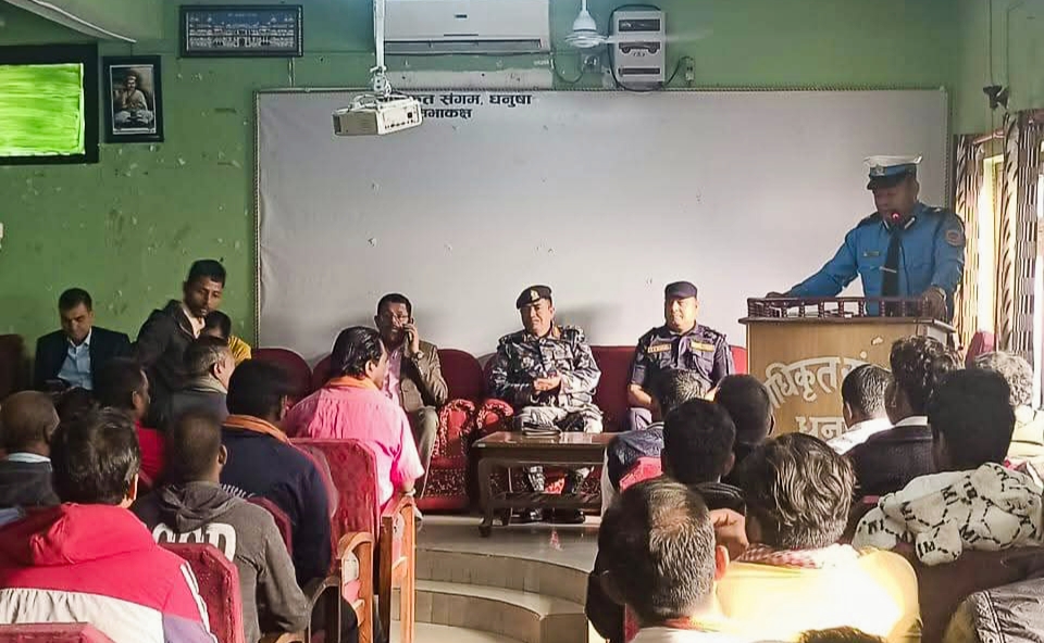 विवाह पञ्चमीमा शिष्ट यातायातका लागि धनुषामा ७५ चालक–व्यवसायीलाई ट्राफिक सचेतना कार्यक्रम सम्पन्न