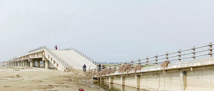 धनुषा–सिरहा जोड्ने कमला पुलको डिजाइन नै गलत भएको भन्दै सडक विभागका कर्मचारीहरु छानबिनमा तानिए