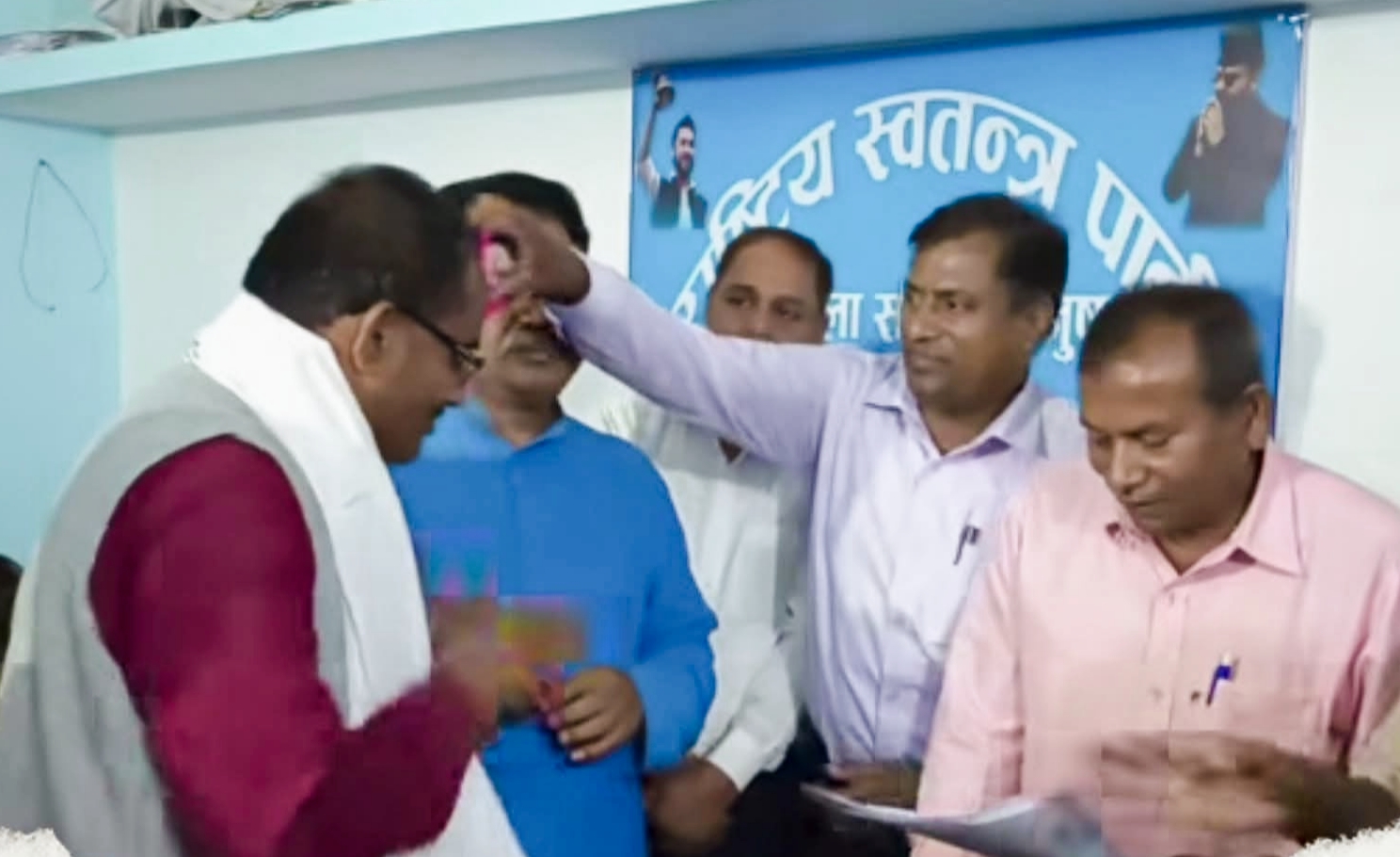 धनुषामा एमालेका दर्जनौं नेताकार्यकर्ता पार्टी परित्याग गरि रास्वपामा प्रेवश